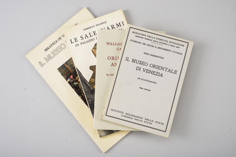 Lotto di quattro cataloghi di musei di armi antiche