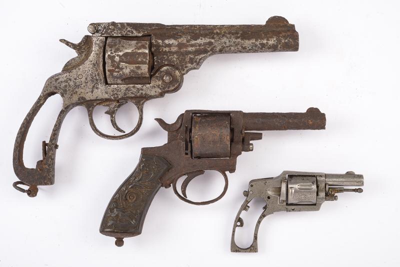 Lotto di tre revolver a percussione centrale