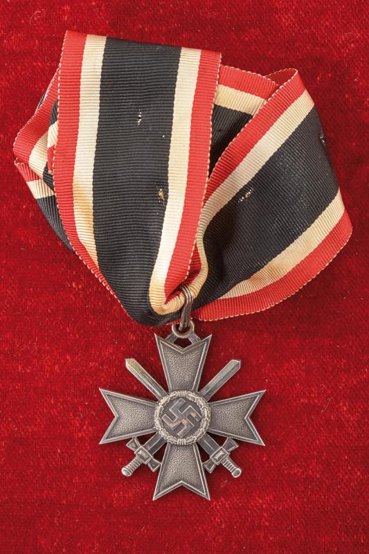 Croce di cavaliere con spade della croce al merito di guerra