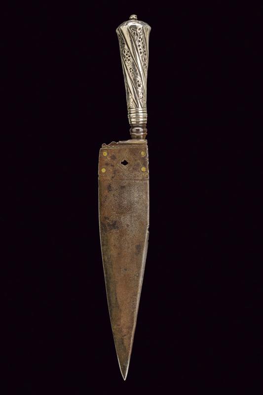 Coltello con impugnatura in argento 