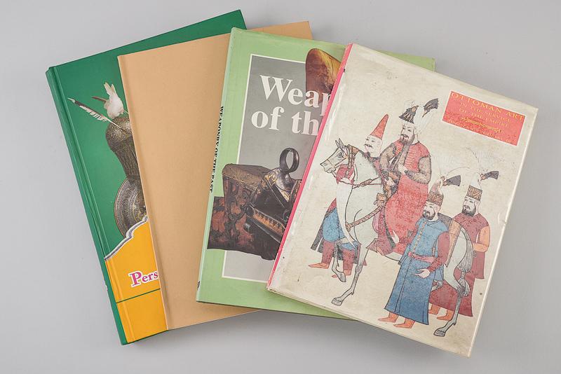 Lotto di quattro libri su armi orientali
