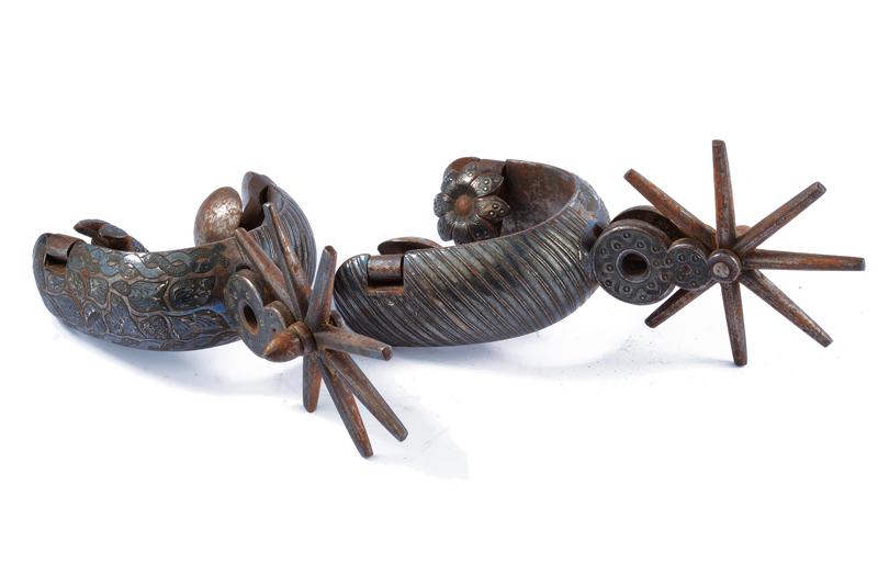 Bel paio di sproni decorati in argento