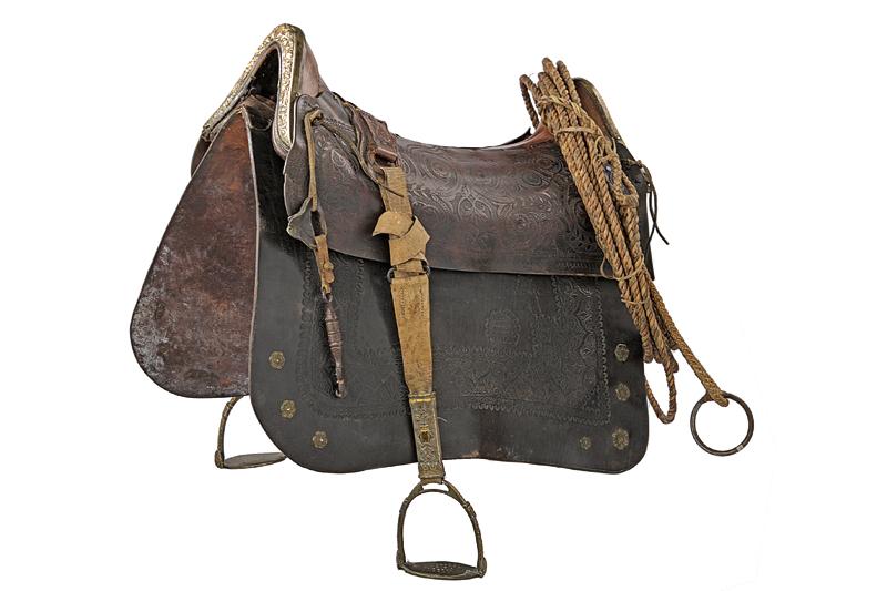 Sella da gaucho con staffe, briglia, speroni e lasso