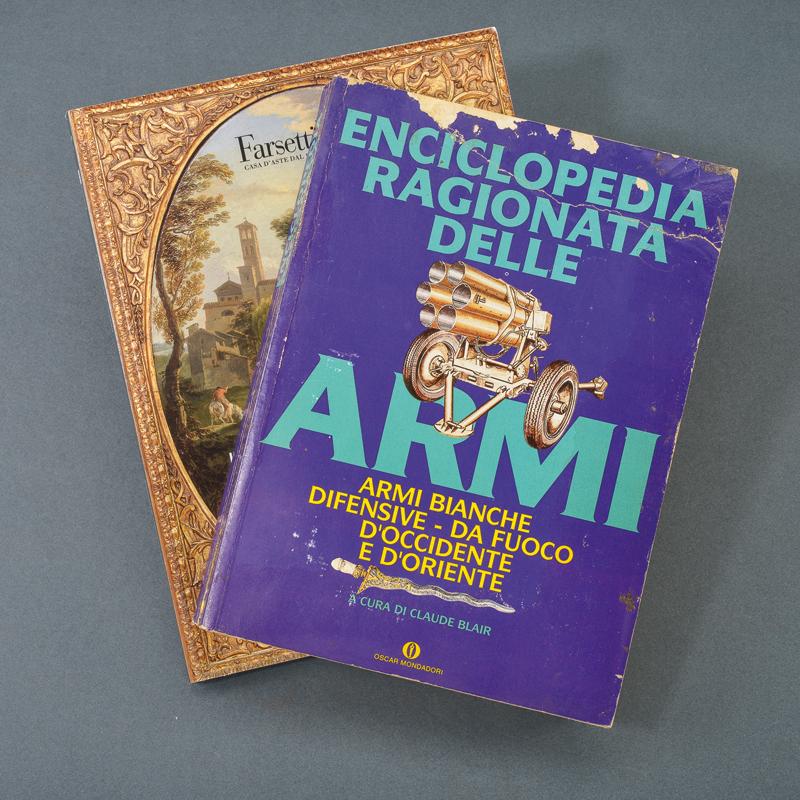 Lotto di due volumi su armi e antiquariato