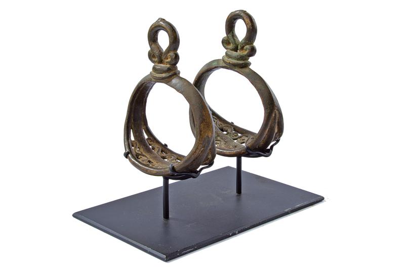 Bel paio di staffe in bronzo