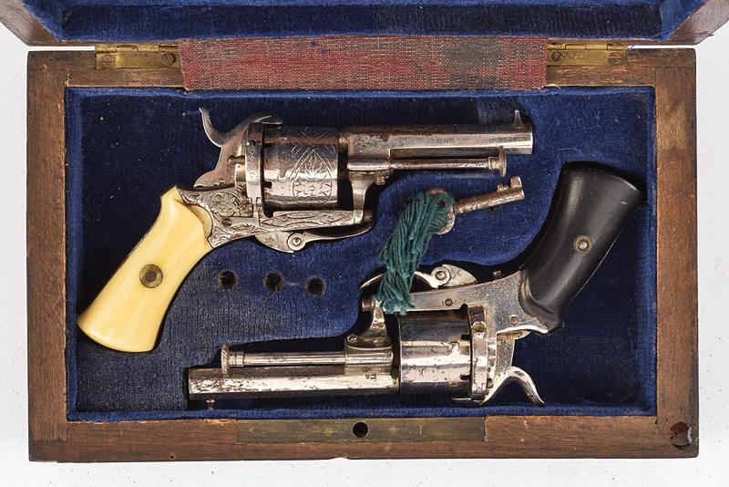 Cassetta con due revolver a spillo