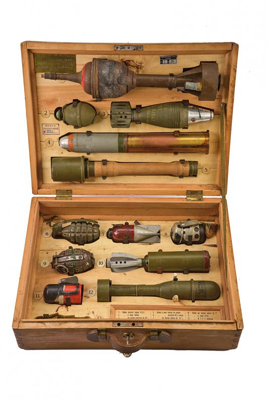 Valigetta con collezione di bombe inerti didattiche