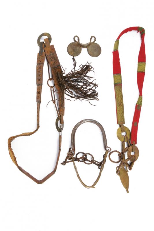 Lotto di sette ornamenti da cavallo