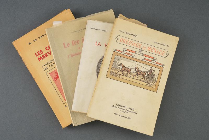 Lotto di quattro libri su cavalli