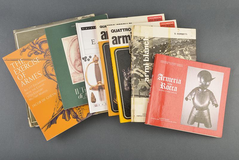 Lotto di otto libri su armi antiche