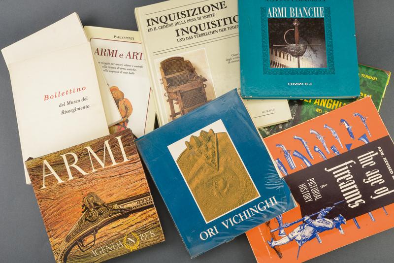 Lotto di nove libri su armi antiche