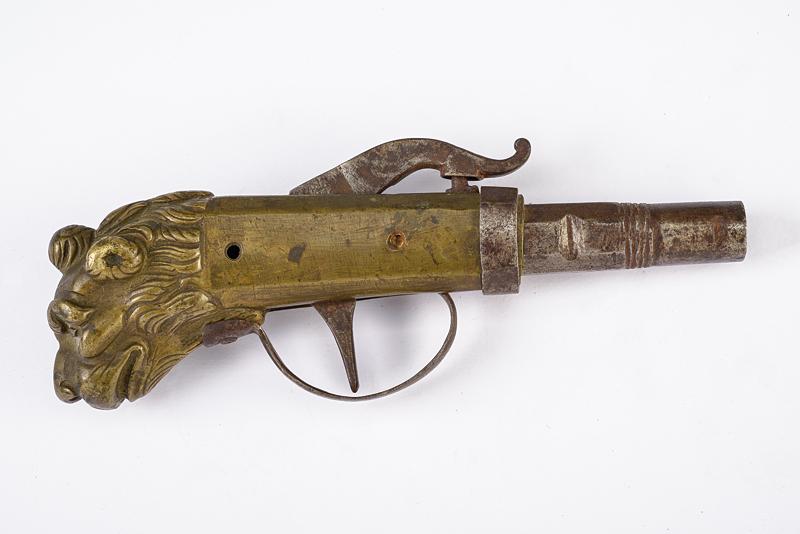 Curiosa pistola a luminello