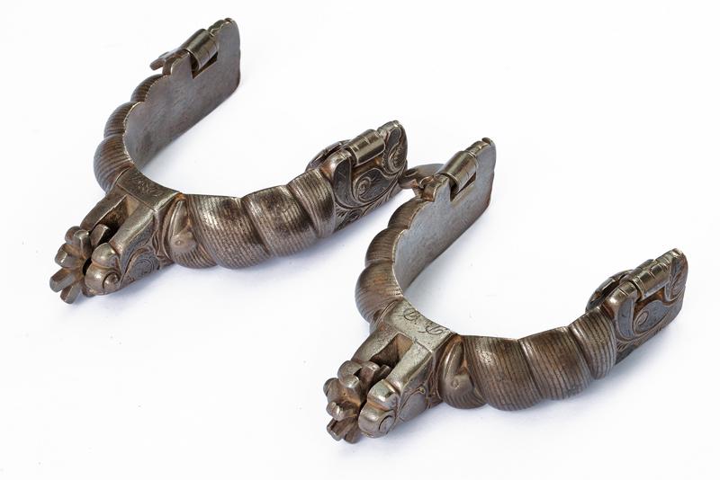 Paio di sproni decorati in argento