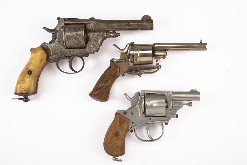 Lotto di tre revolver a percussione centrale