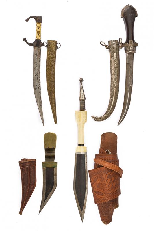 Lotto di tre pugnali ed un coltello