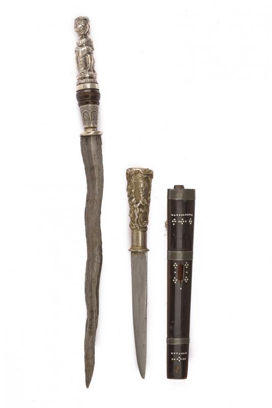 Lotto di un pugnale ed un coltello