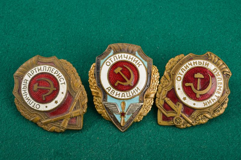 Lotto di tre distintivi di Eccellenza nell'Armata Rossa