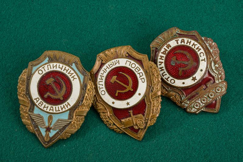 Lotto di tre distintivi d'Eccellenza nell'Armata Rossa