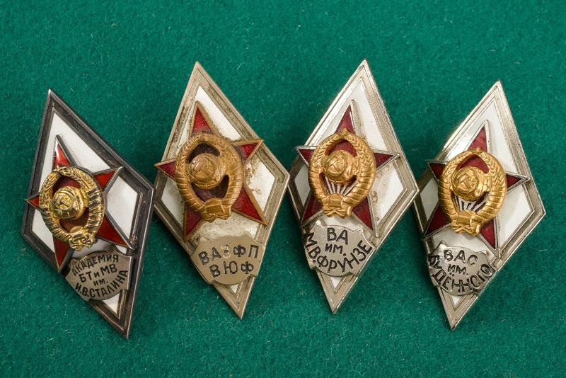 Lotto di quattro distintivi per accademie militari