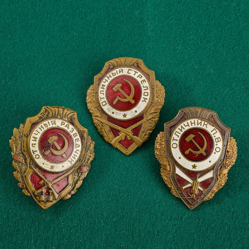 Lotto di tre distintivi d'Eccellenza dell'Armata Rossa