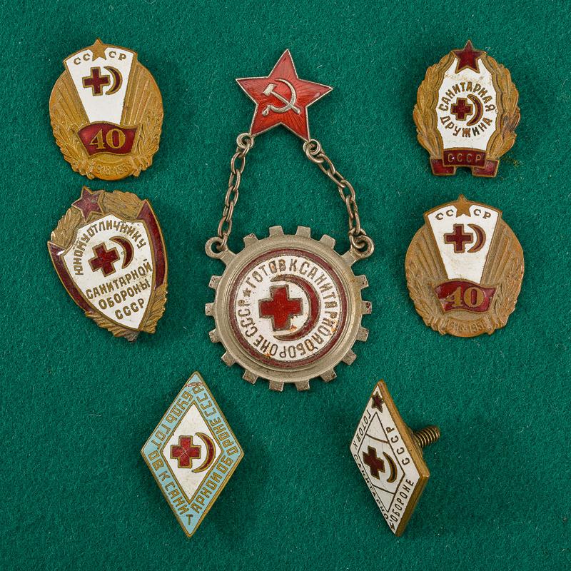 Lotto di sette distintivi della Croce Rossa
