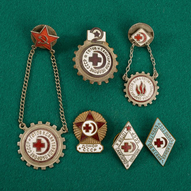 Lotto di sei distintivi della Croce Rossa