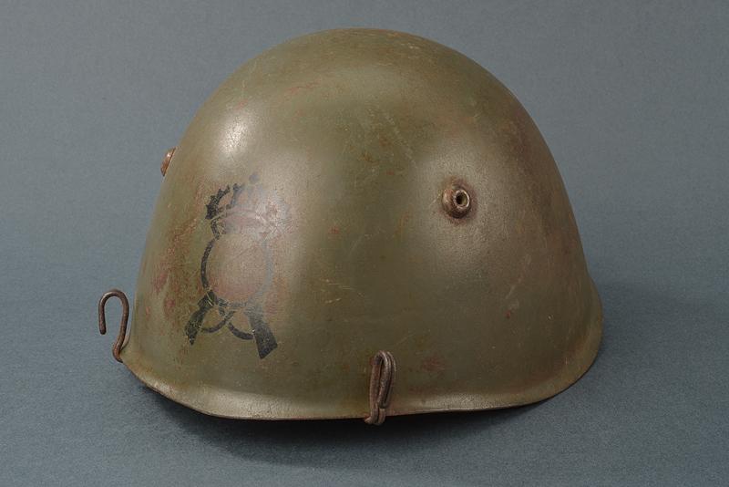 Elmetto Mod. 1933 della fanteria con ganci per mimetismo