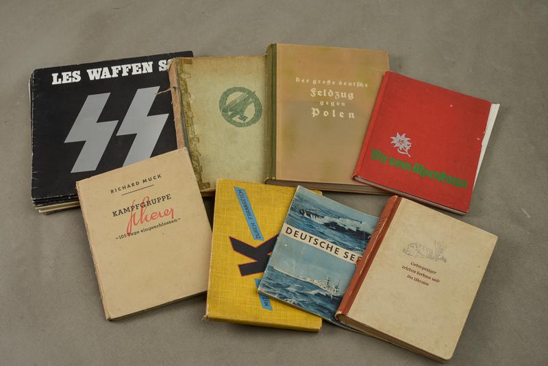 Piccola collezione di volumi d'epoca a tema militare