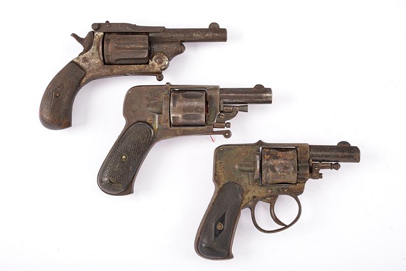 Lotto di tre revolver a percussione centrale