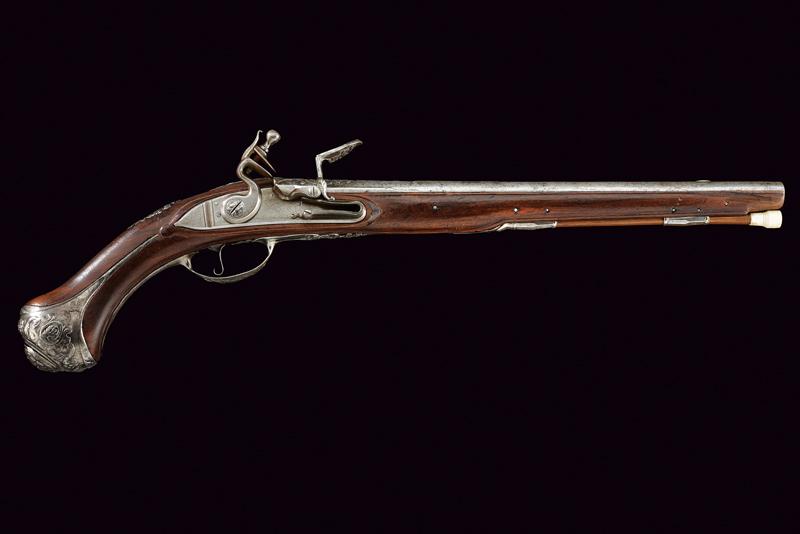 Pistola a pietra focaia con fornimenti intagliati