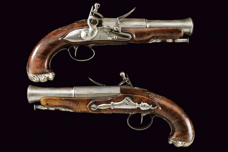 Paio di pistole a pietra focaia con canne a tromboncino