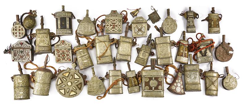 Piccola collezione di circa trenta fiasche da polvere