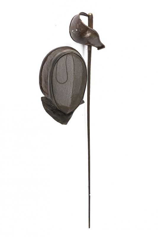 Sciabola e maschera da scherma