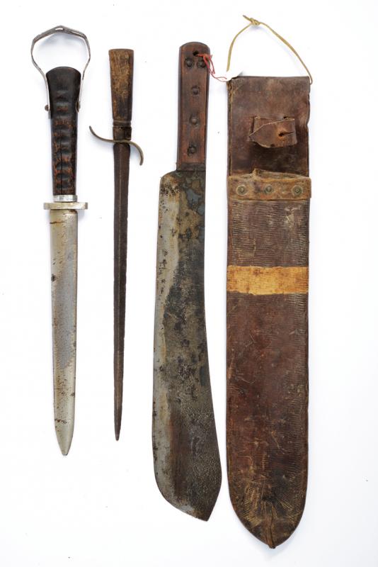 Lotto di un machete, un pugnale e un coltello