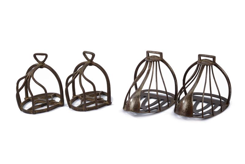 Lotto di due paia di staffe