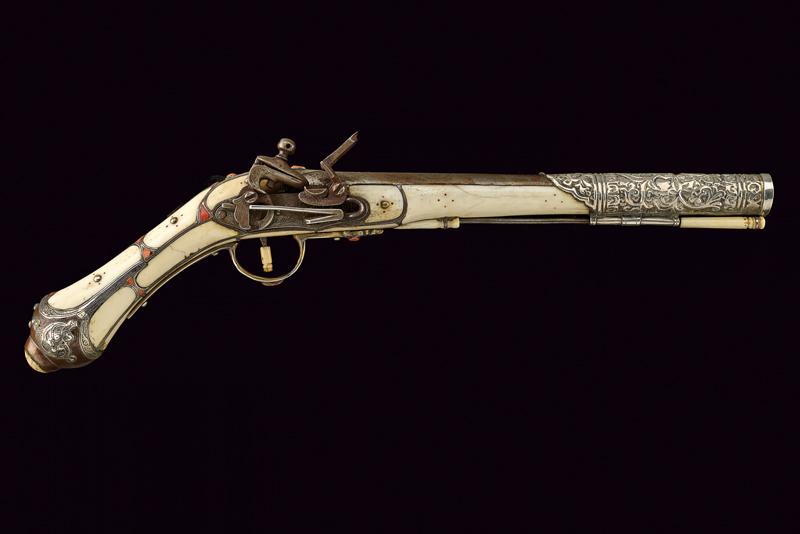 Pistola a pietra focaia con fornimenti decorati