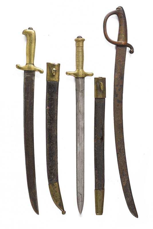 Lotto di due daghe ed un sabre briquet