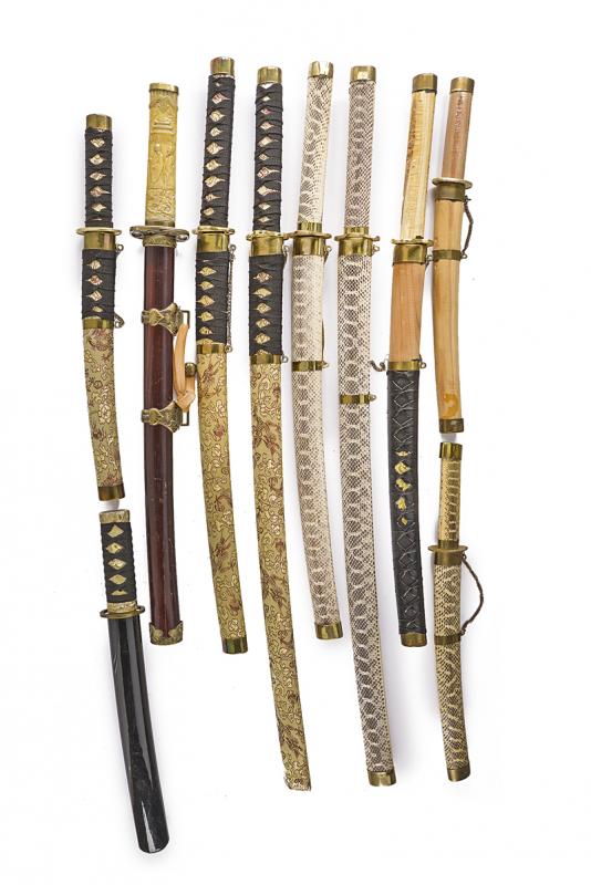 Lotto di dieci katana e wakizashi decorativi