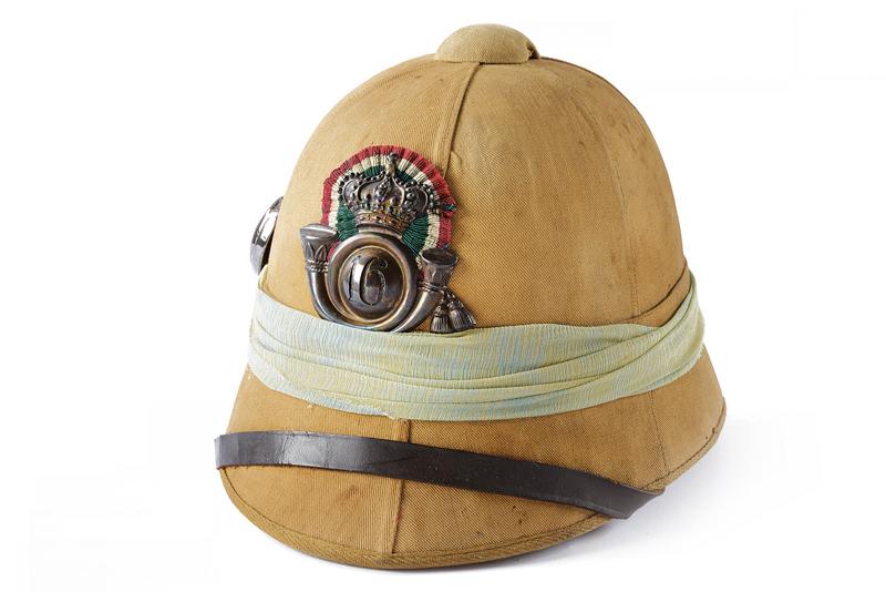 Casco coloniale modello 1889 da sottotenente del 16° cavalleggeri di Lucca