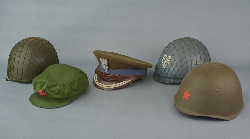 Lotto di due cappelli e tre elmetti