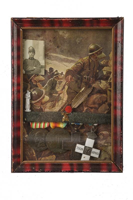 Diorama con quattro medaglie e foto