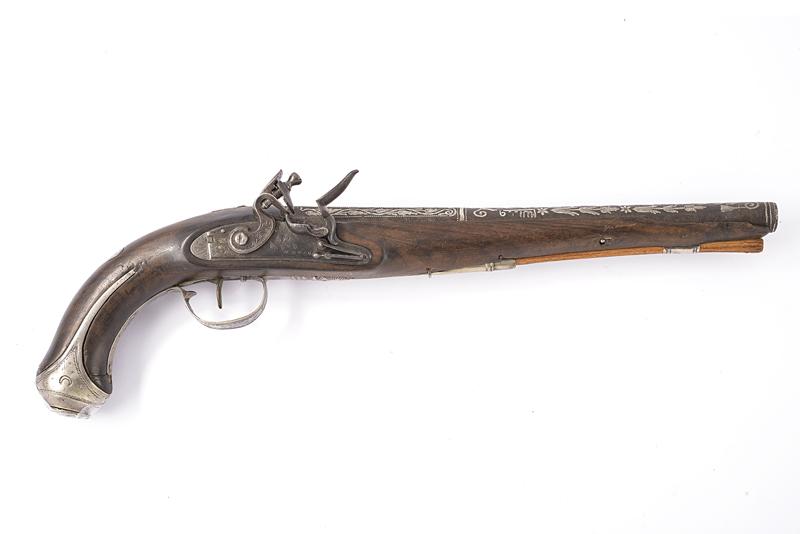 Pistola a pietra focaia con fornimenti in argento