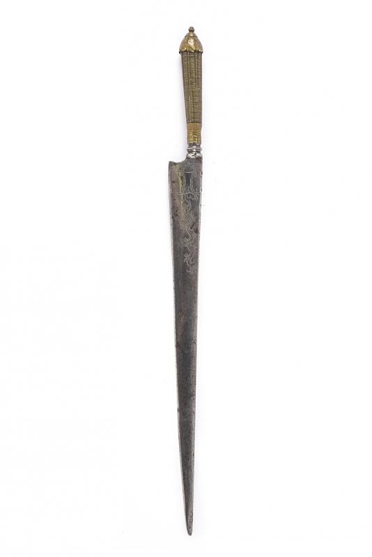 Lungo coltello da caccia