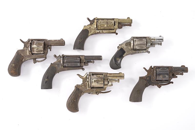 Lotto di sei revolver a percussione centrale