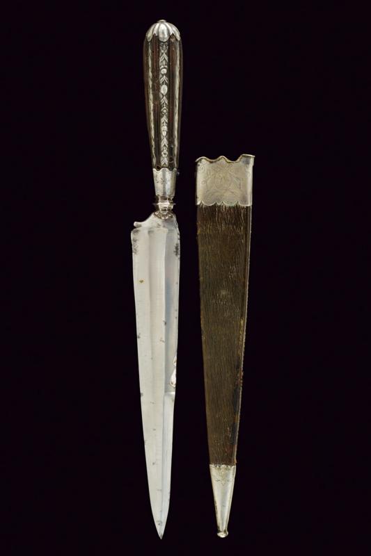 Bel coltello con fornimenti in argento