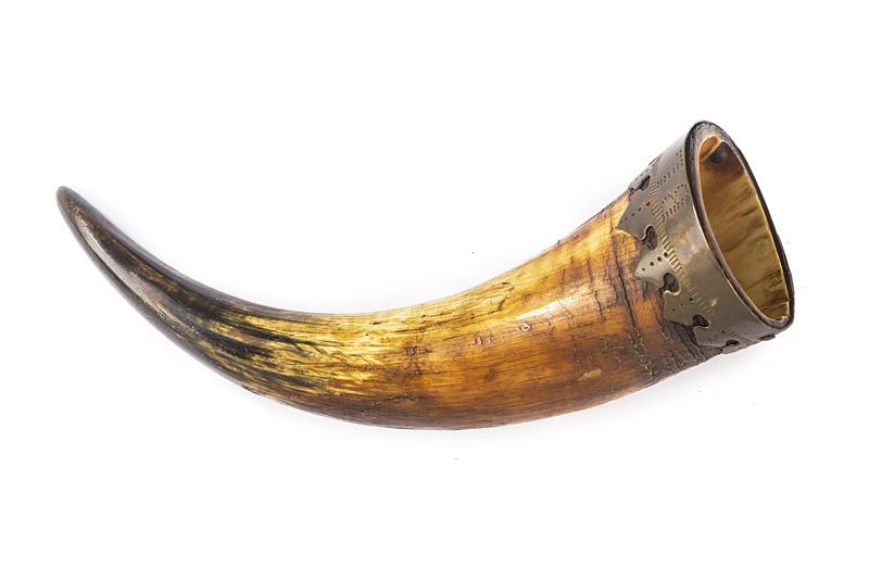 Corno con fornimento in ottone