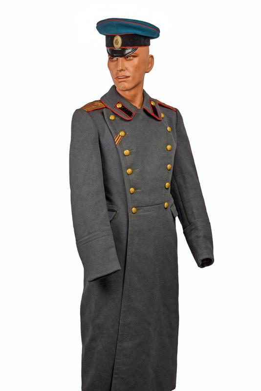 Berretto e cappotto da ufficiale di artiglieria