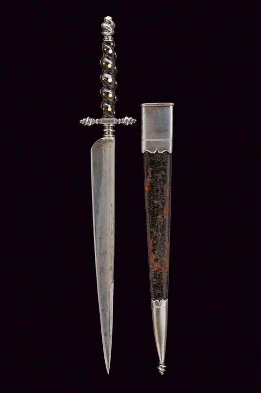 Bellissimo coltello a forma di stiletto