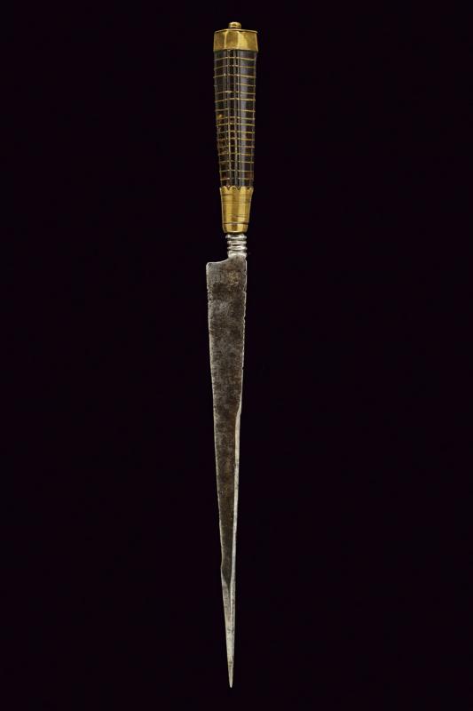 Coltello lavorato a stiletto