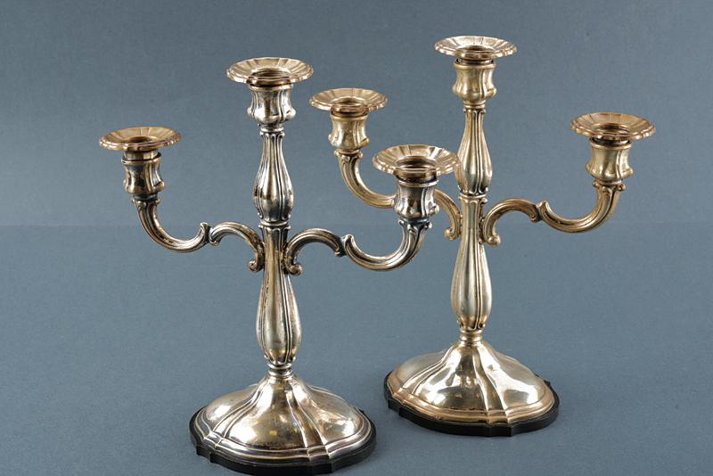 Paio di candelabri in argento